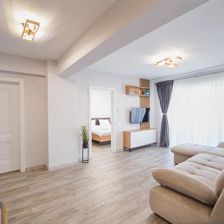 Creamy Wood Haven Apartment Орадеа Екстериор снимка