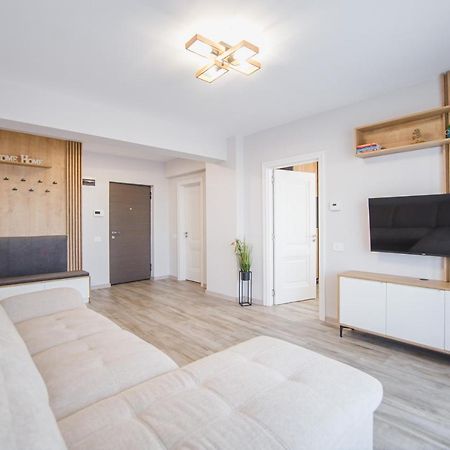 Creamy Wood Haven Apartment Орадеа Екстериор снимка
