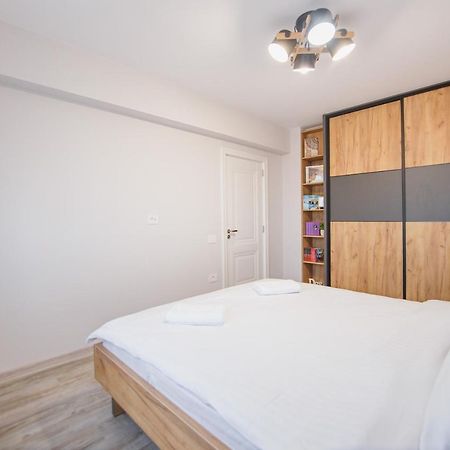 Creamy Wood Haven Apartment Орадеа Екстериор снимка
