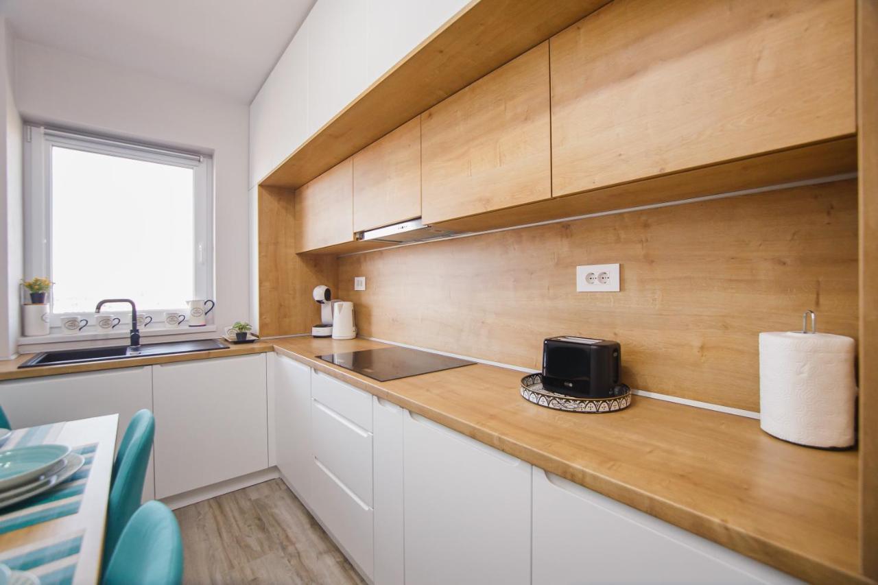 Creamy Wood Haven Apartment Орадеа Екстериор снимка
