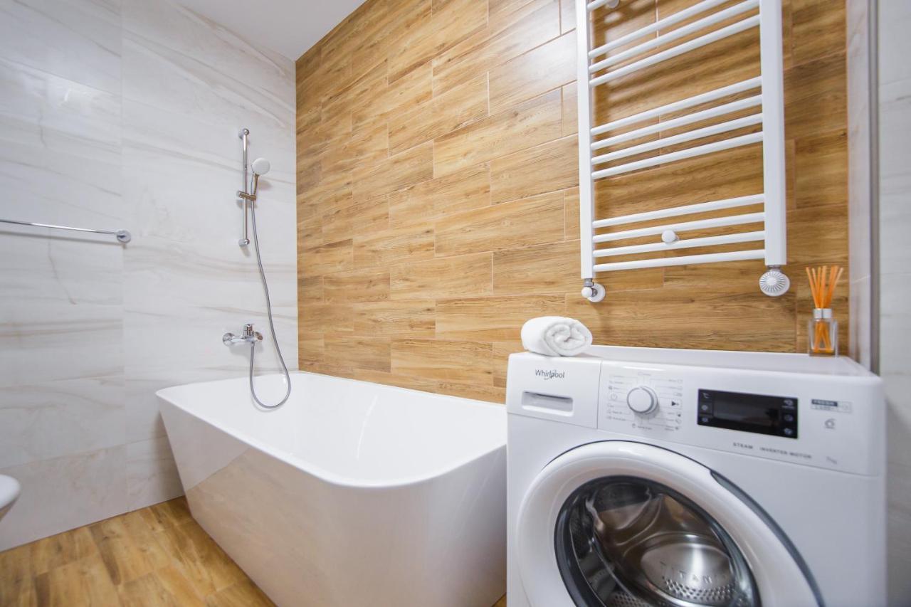 Creamy Wood Haven Apartment Орадеа Екстериор снимка