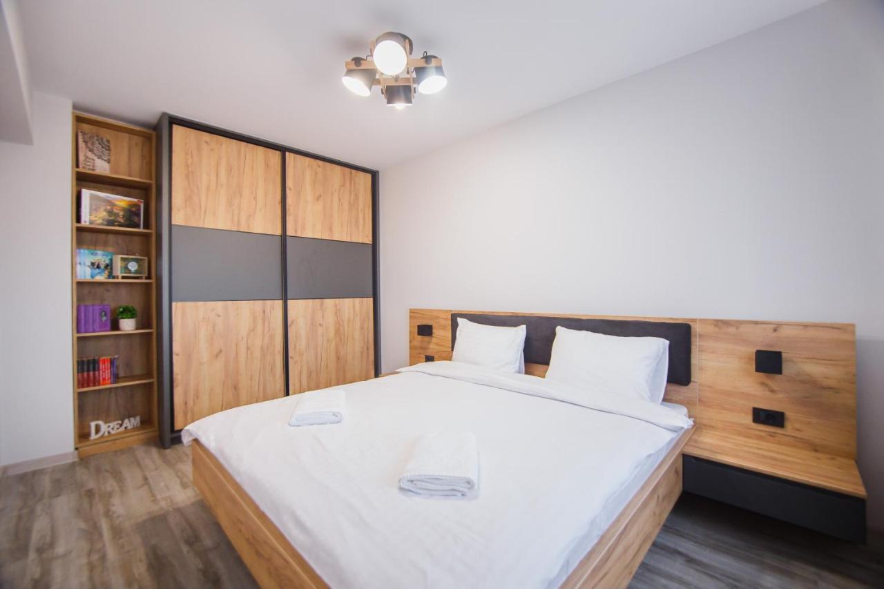 Creamy Wood Haven Apartment Орадеа Екстериор снимка
