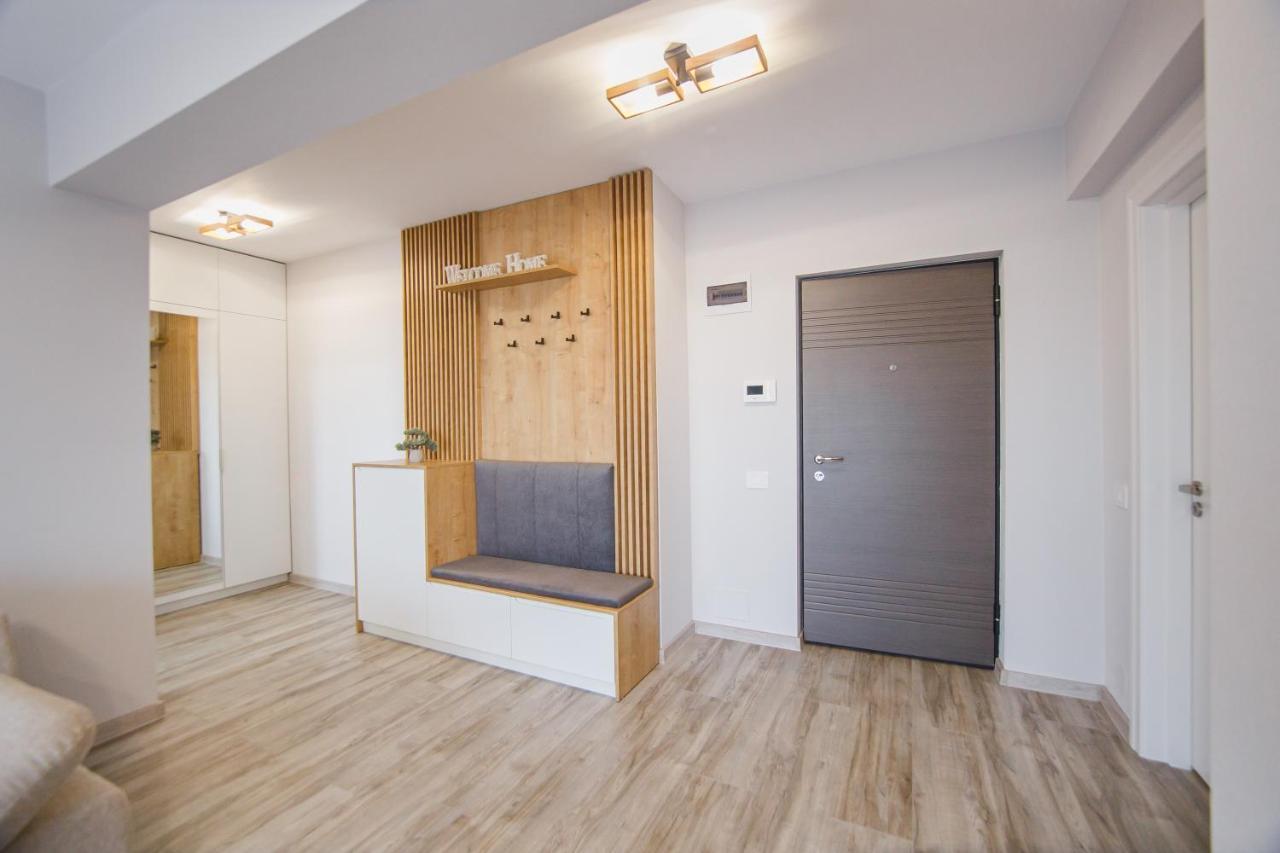 Creamy Wood Haven Apartment Орадеа Екстериор снимка