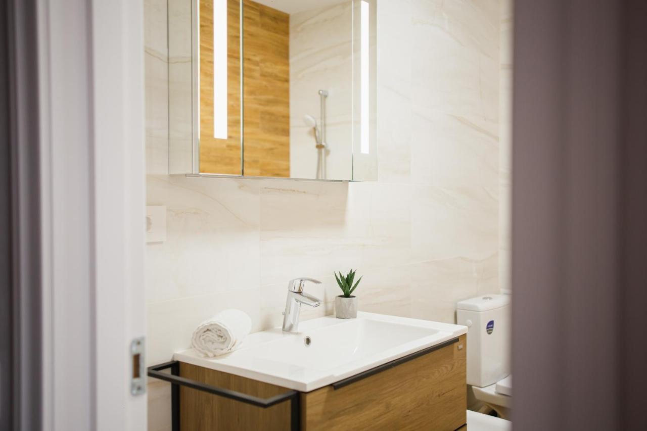 Creamy Wood Haven Apartment Орадеа Екстериор снимка