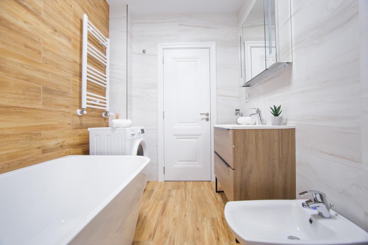 Creamy Wood Haven Apartment Орадеа Екстериор снимка