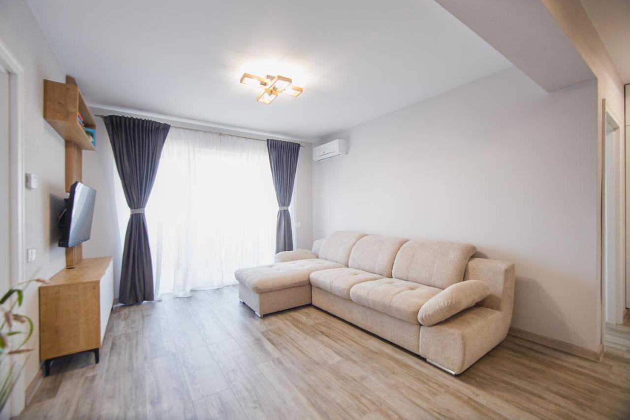 Creamy Wood Haven Apartment Орадеа Екстериор снимка