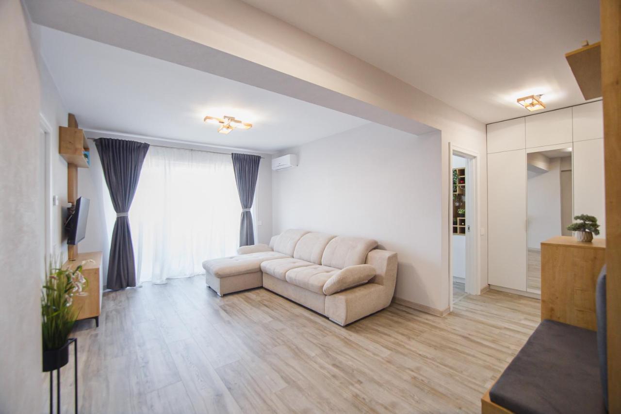 Creamy Wood Haven Apartment Орадеа Екстериор снимка