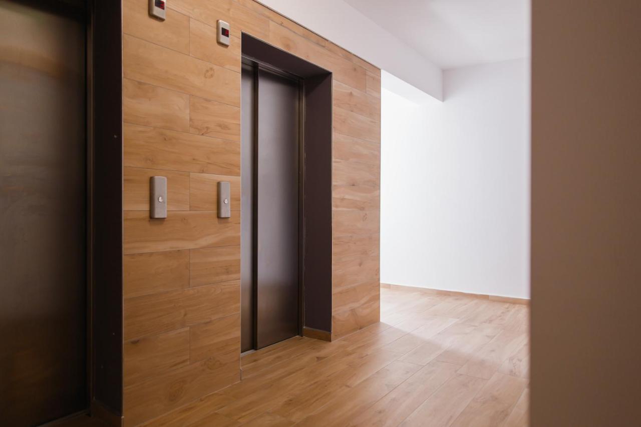 Creamy Wood Haven Apartment Орадеа Екстериор снимка
