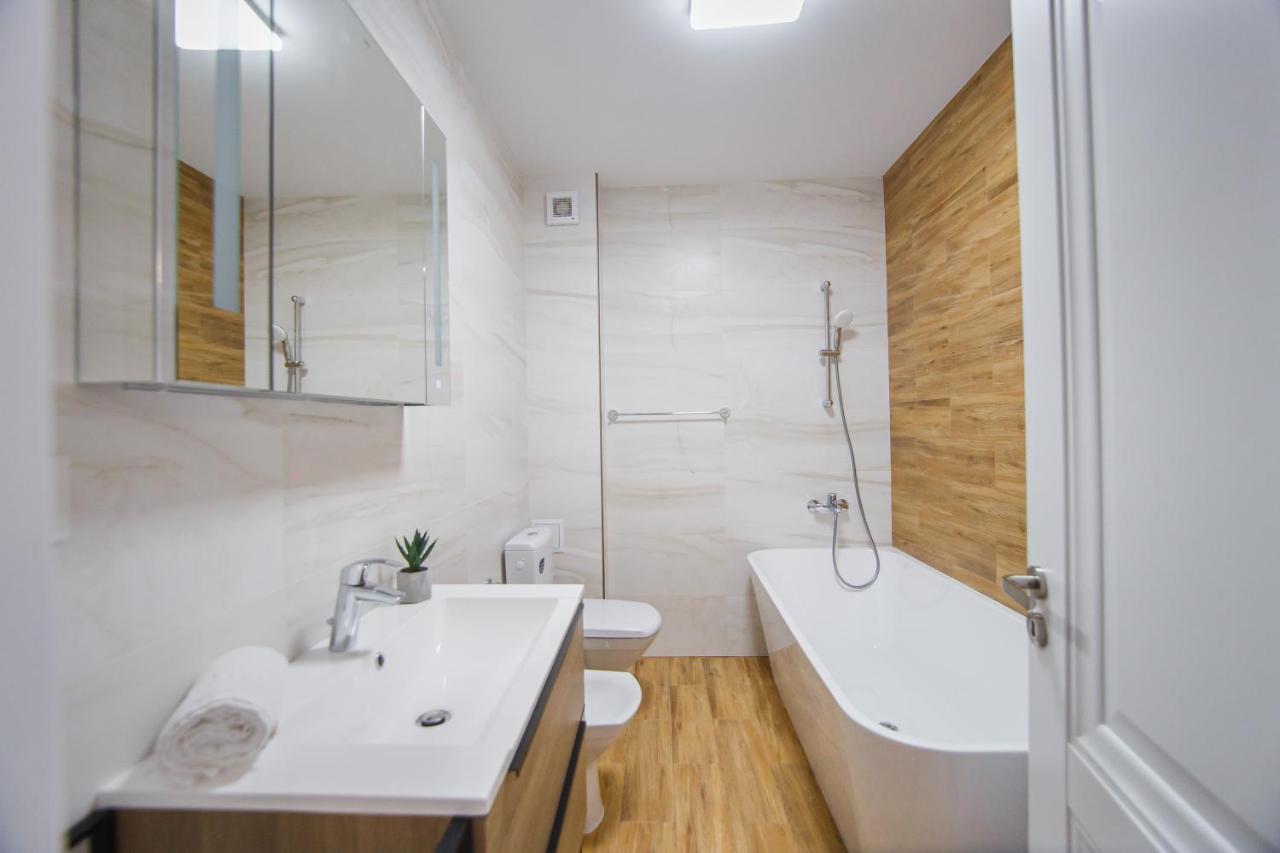 Creamy Wood Haven Apartment Орадеа Екстериор снимка