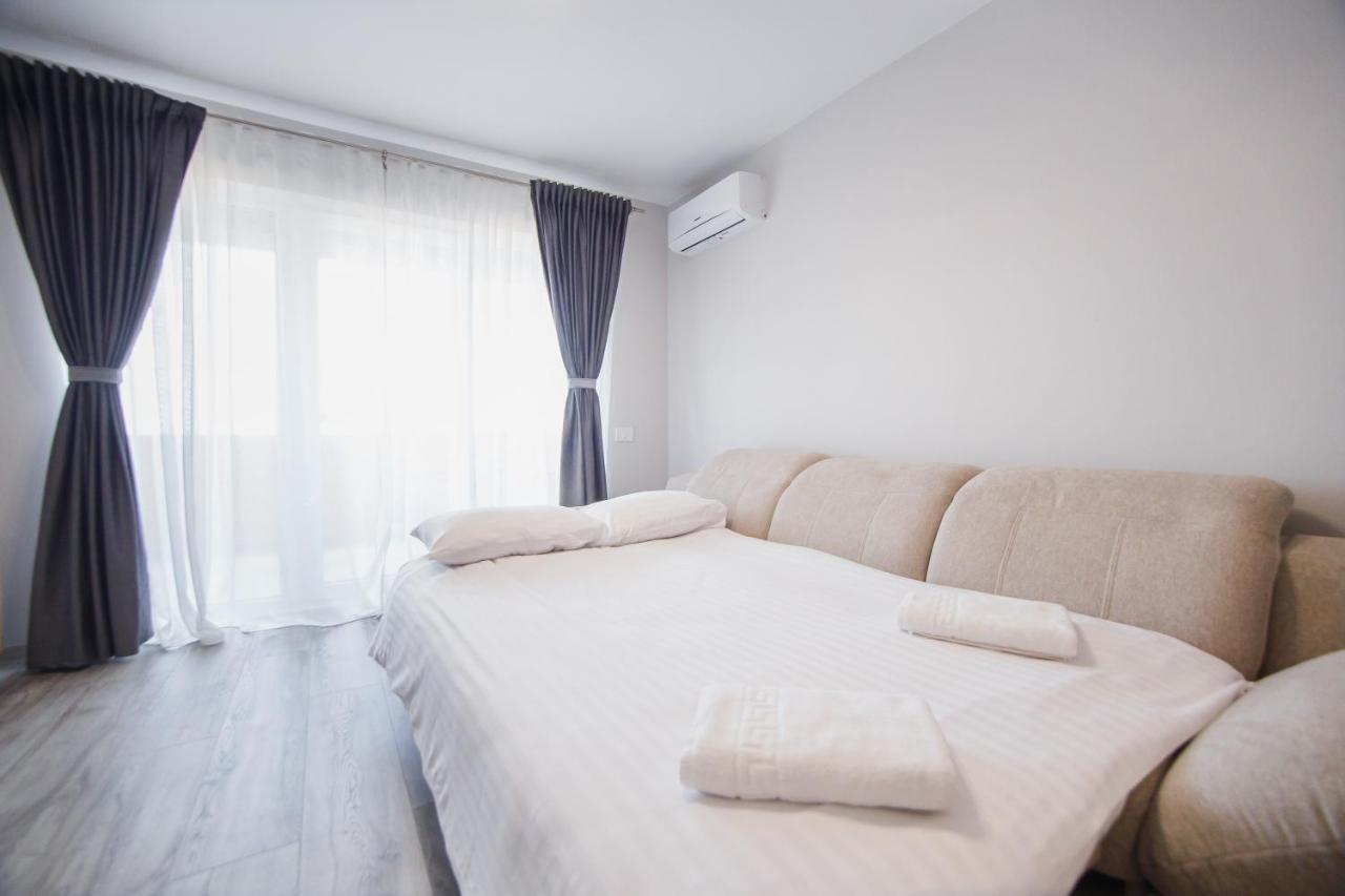 Creamy Wood Haven Apartment Орадеа Екстериор снимка