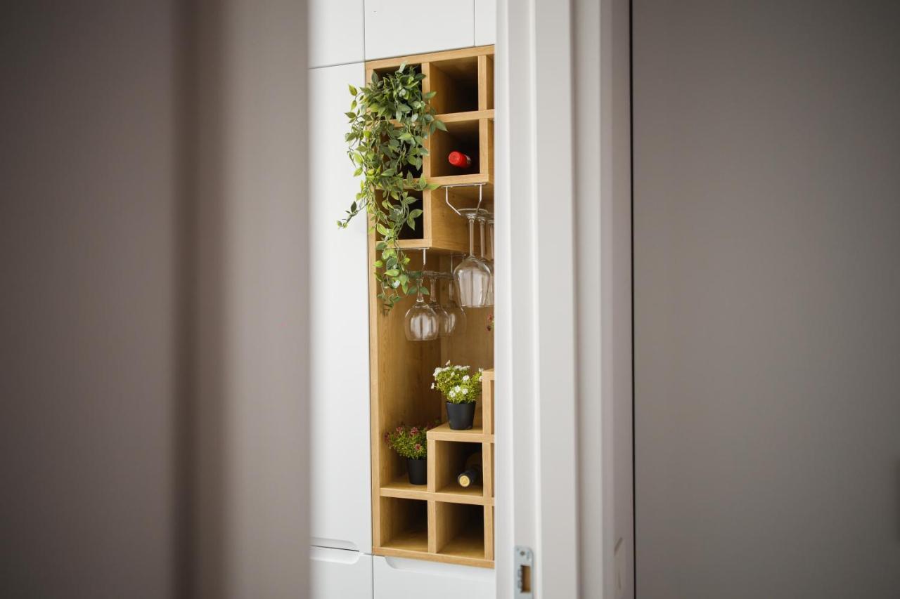 Creamy Wood Haven Apartment Орадеа Екстериор снимка
