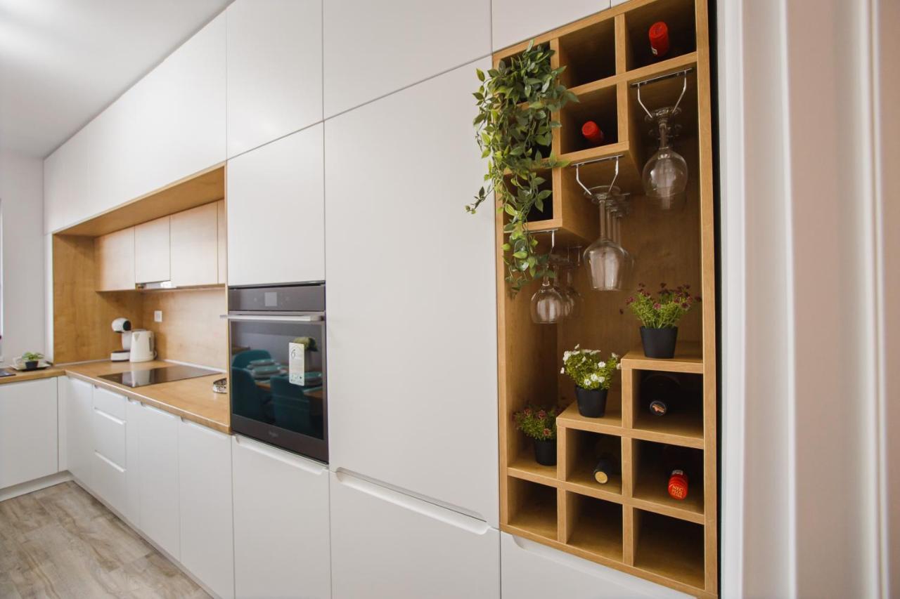Creamy Wood Haven Apartment Орадеа Екстериор снимка