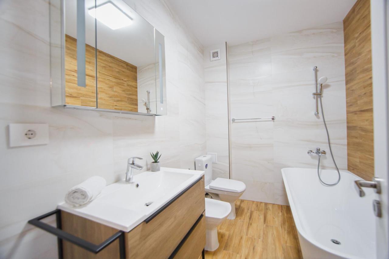 Creamy Wood Haven Apartment Орадеа Екстериор снимка